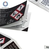 Esistono adesivi con nome rimovibili e proprietà riflettenti?
